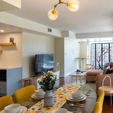 Large 2 Bedrooms Besides Cn Tower Toronto Extérieur photo