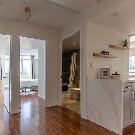 Large 2 Bedrooms Besides Cn Tower Toronto Extérieur photo