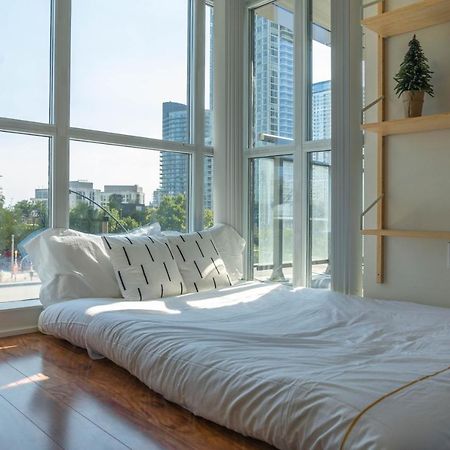 Large 2 Bedrooms Besides Cn Tower Toronto Extérieur photo