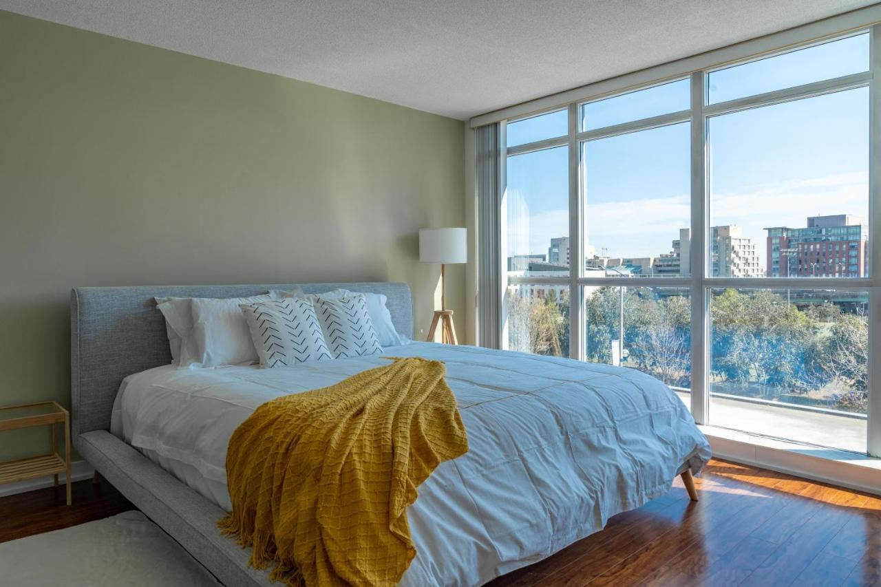 Large 2 Bedrooms Besides Cn Tower Toronto Extérieur photo
