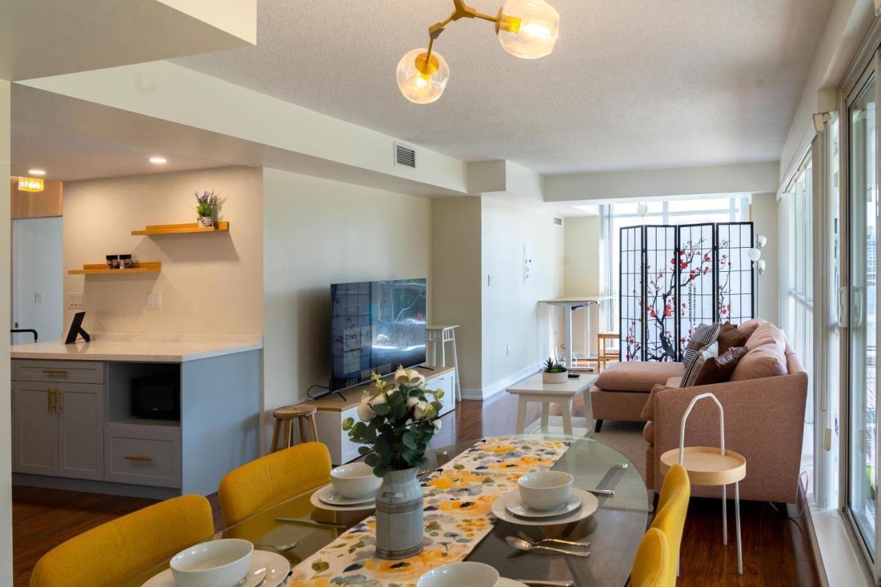 Large 2 Bedrooms Besides Cn Tower Toronto Extérieur photo