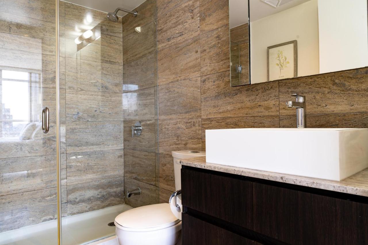 Large 2 Bedrooms Besides Cn Tower Toronto Extérieur photo