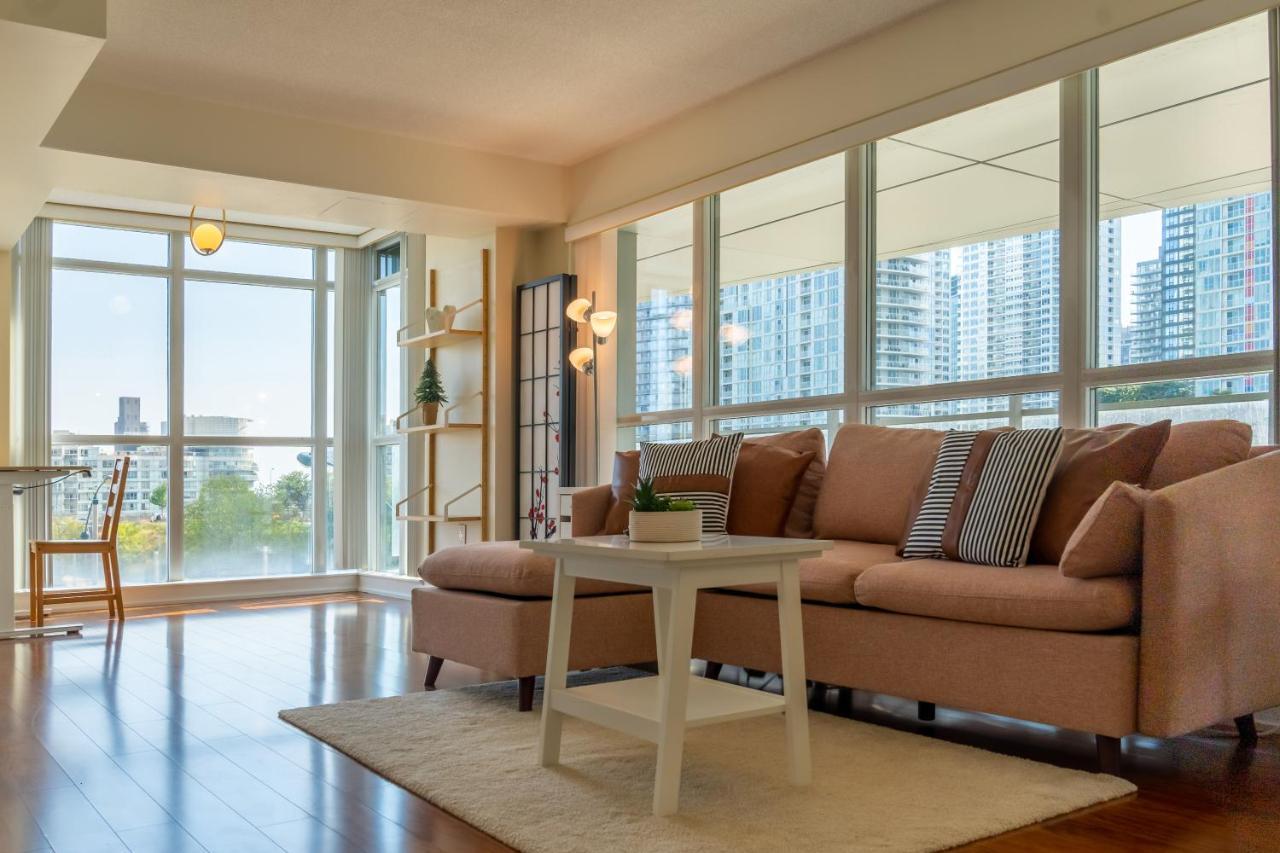 Large 2 Bedrooms Besides Cn Tower Toronto Extérieur photo