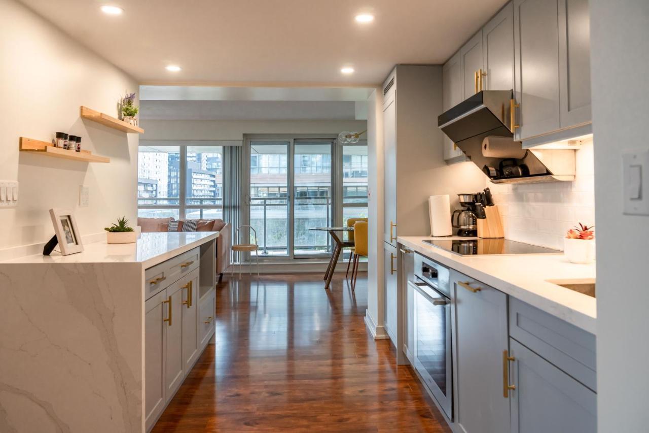 Large 2 Bedrooms Besides Cn Tower Toronto Extérieur photo
