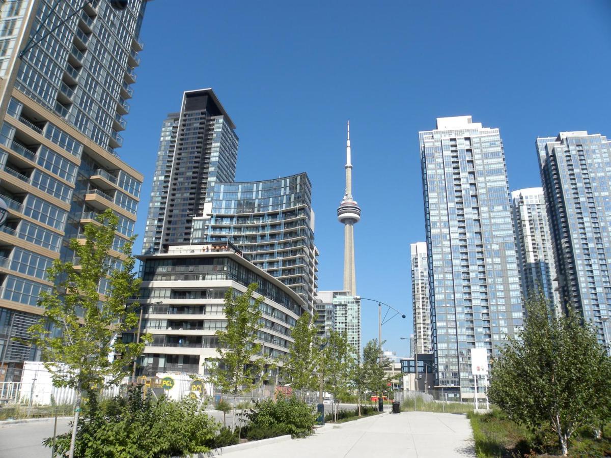 Large 2 Bedrooms Besides Cn Tower Toronto Extérieur photo