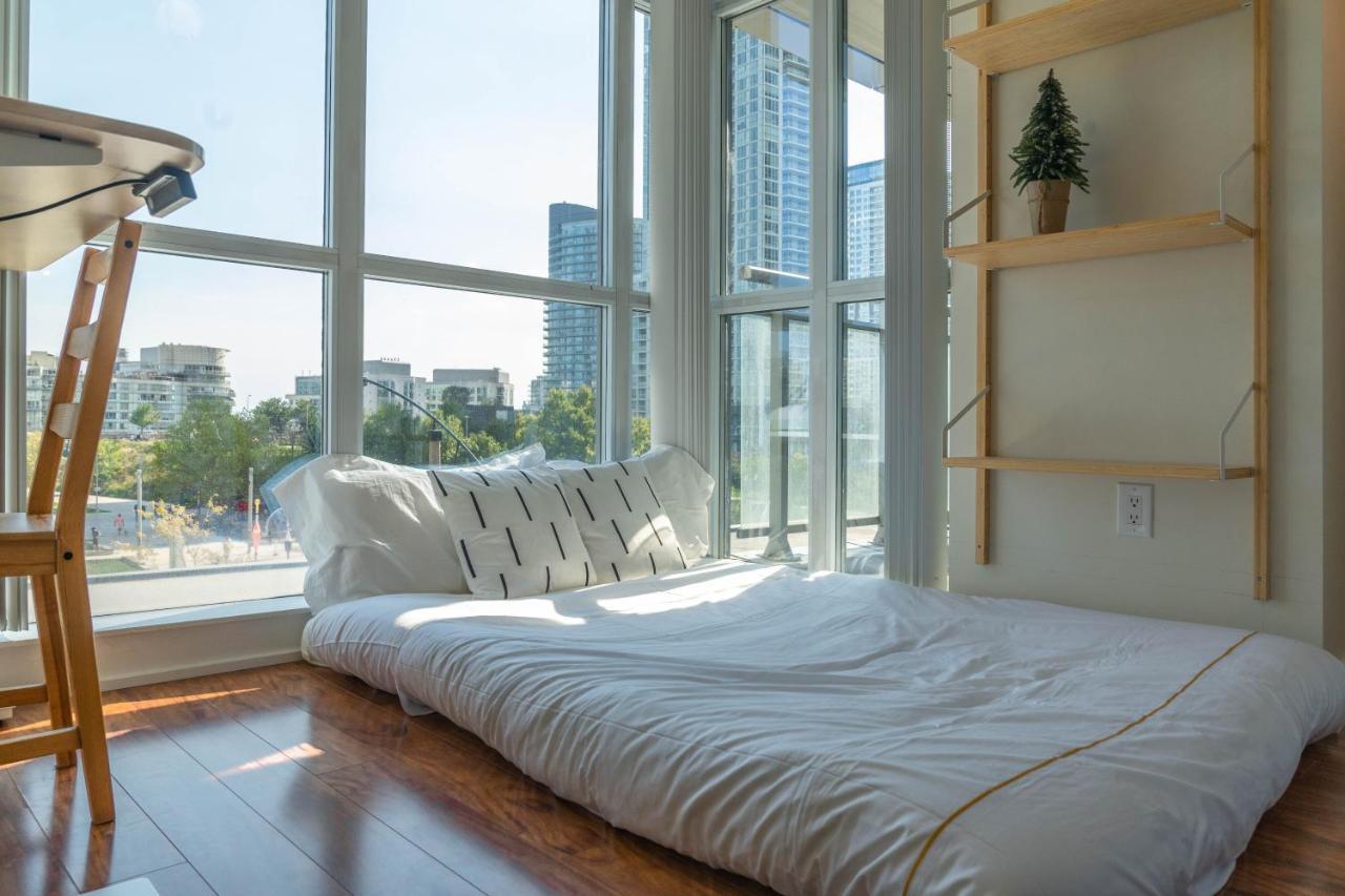Large 2 Bedrooms Besides Cn Tower Toronto Extérieur photo